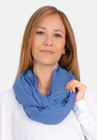 Écharpe infini légère de couleur bleue, en tissu doux, présentant un design texturé et superposé. L'écharpe s'enroule autour du cou plusieurs fois.