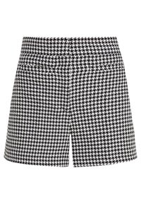 Lyhyet housut musta-valkoisella houndstooth-kuviolla, joissa on istuva vyötärö, kaksi takataskua ja siisti leikkaus. Kangas on tekstuuri-ilmeinen.