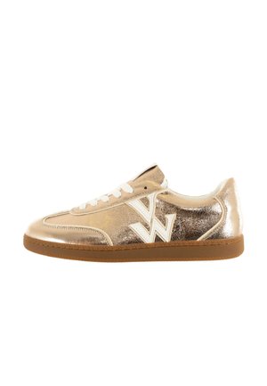 Sneakers metallici dorati con accenti bianchi, caratterizzati da una finitura testurizzata, lacci bianchi e una suola in gomma naturale. Design curvo con dettaglio del logo.