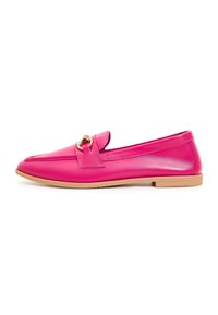 Mocassin en cuir rose vif avec semelle plate couleur fauve et détail boucle mors dorée sur le dessus, montré du côté extérieur.