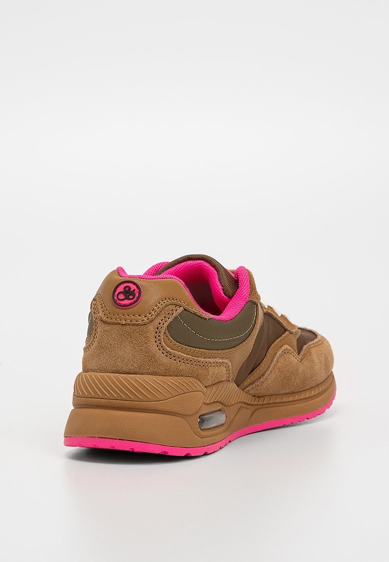 Zapatillas de ante marrón con acentos en rosa, que presentan una suela acolchada, forma redondeada y detalles de malla. Incluyen un logo en el talón.