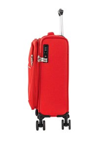 Maleta rígida roja con asa telescópica, dos cremalleras, cerradura de combinación incorporada y cuatro ruedas negras para movilidad.