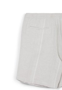 Pantaloni corti grigio chiaro realizzati in tessuto testurizzato, con un delicato motivo a rombi, vita elasticizzata e una singola tasca sul retro.