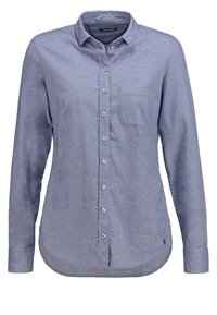 Chemise bleu clair à manches longues avec boutons, col et poche poitrine, en tissu doux, présentée sur fond blanc uni.