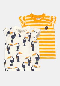 Duas t-shirts de manga curta para crian�ças. Uma é branca com estampas coloridas de tucano; a outra é amarela com riscas brancas e um detalhe de folha.