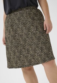 Jupon à motif léopard dans des teintes de beige et noir, doté d'une taille élastique, d'un design mi-mollet et d'une texture de tissu lisse.