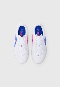 Άσπρα αθλητικά παπούτσια με μπλε και ροζ λεπτομέρειες, υφή στην επάνω επιφάνεια, κλείσιμο με κορδόνια και λογότυπο της Nike στο πλάι. Σχεδιασμένα για άνεση και απόδοση.