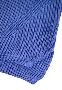 Sweter robiony na drutach w intensywnym niebieskim kolorze, z chropowatym wzorem rib i ukośnymi detalami. Miękki materiał i okrągły dół.