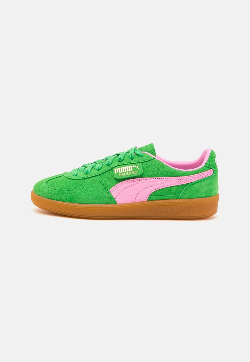 Baskets Puma Palermo vertes avec bande rose et intérieur rose, semelle en gomme couleur chewing-gum et lacets verts, vues de côté sur fond blanc.