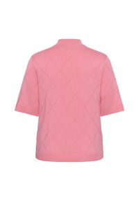 Ροζ πουλόβερ με κοντά μανίκια, διακοσμημένο με μοτίβο ρόμβου και ριμπ κολάρο, μανσέτες και τελείωμα, εμφανιζόμενο από πίσω.