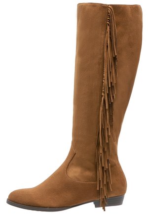 Botte haute en daim marron avec des franges latérales et un talon bas.