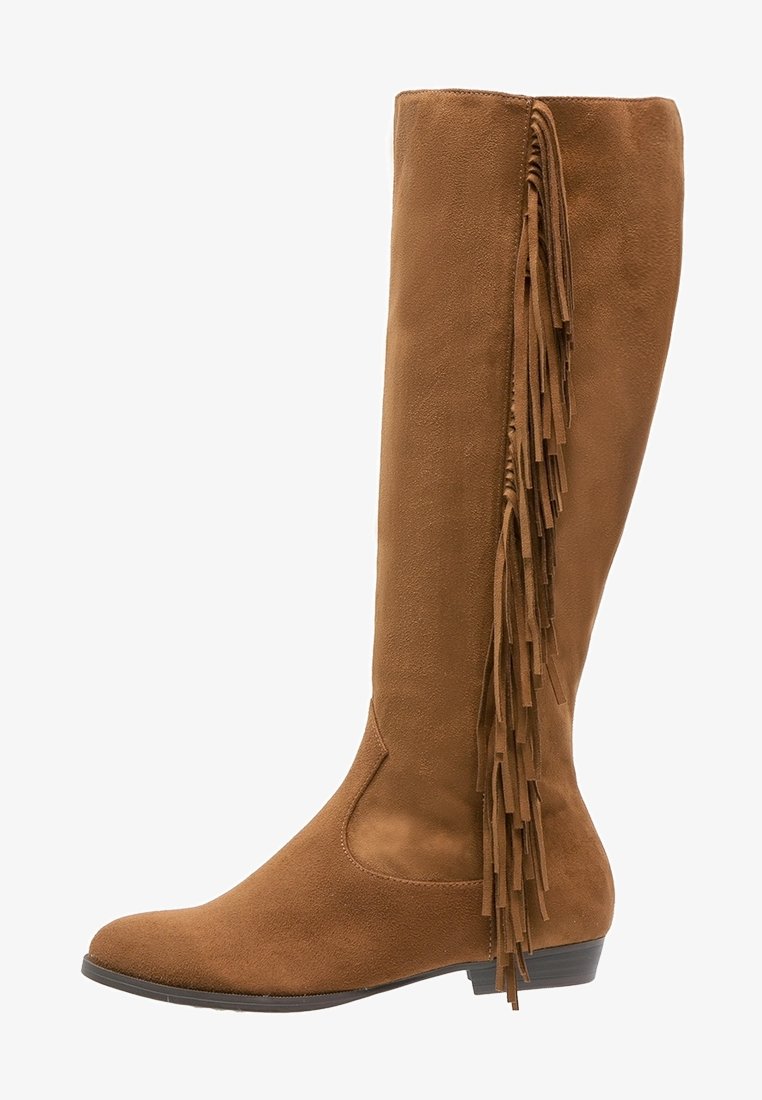 Botte haute en daim marron avec des franges latérales et un talon bas.