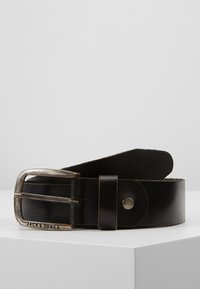 Cinturón de cuero negro con una hebilla rectangular de plata y un botón a presión. Textura suave, diseño robusto y detalle de nombre de marca grabado.