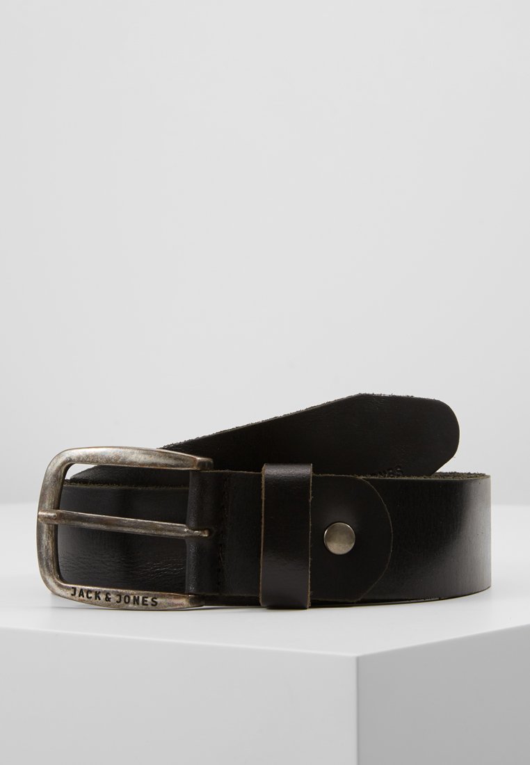 Cinturón de cuero negro con una hebilla rectangular de plata y un botón a presión. Textura suave, diseño robusto y detalle de nombre de marca grabado.