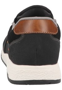 Mustat lenkkarit, joissa on teksturoitu samettipintainen yläosa, ruskea nahkakoriste kantapäässä, harmaa vuori ja valkoinen teksturoitu kumipohja.