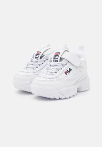 Scarpe sportive bianche con colletto imbottito, cuciture tono su tono e suola in gomma testurizzata. Include una fascia in velcro e dettagli con logo ricamato.