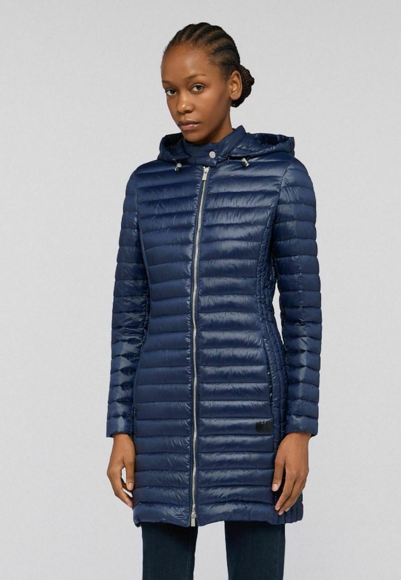 Giacca puffer blu navy con cappuccio, caratterizzata da un design a righe verticali, chiusura con zip anteriore e tasche laterali. Tessuto liscio e lucido.