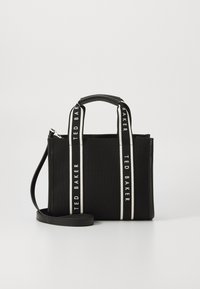 Zwarte tote bag met dubbele zwart-wit logo-riemen, een gestructureerd ontwerp en een afneembare schouderband. Gemaakt van duurzaam materiaal.