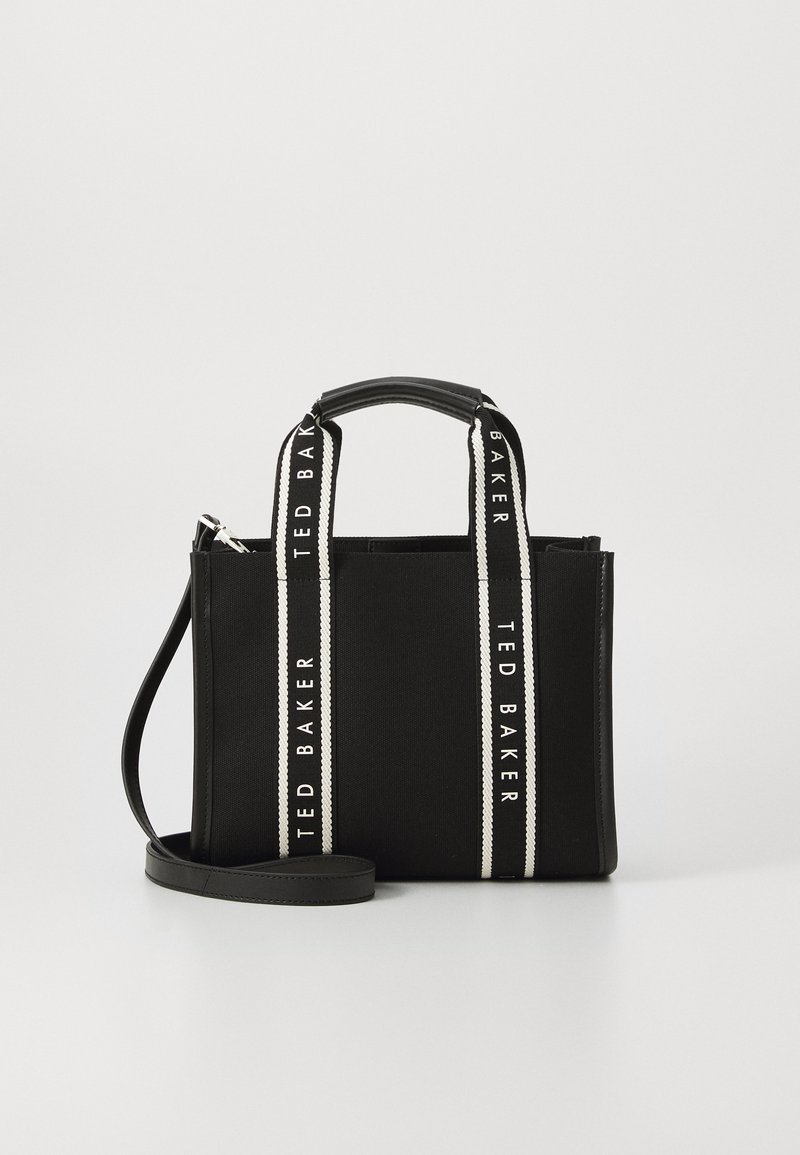 Zwarte tote bag met dubbele zwart-wit logo-riemen, een gestructureerd ontwerp en een afneembare schouderband. Gemaakt van duurzaam materiaal.