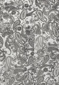 Zwart-wit paisley stof met intrikate bloem- en spiraalpatronen, met variërende lijndiktes en texturen op een lichtere achtergrond.