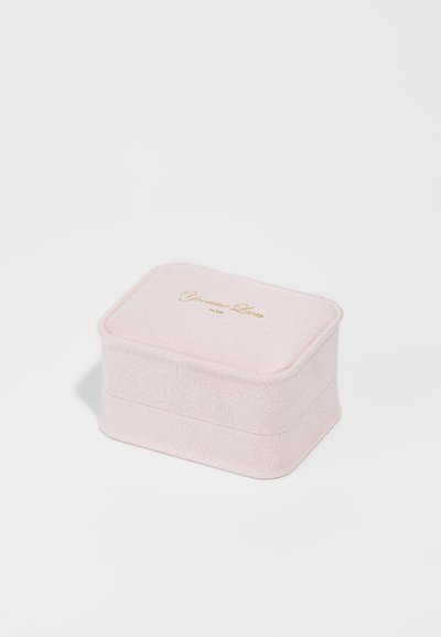 Rosa, mit Stoff bezogene Box in rechteckiger Form, mit strukturierten Oberflächen und goldgeprägtem Schriftzug auf dem Deckel. Zweistufiges Design.