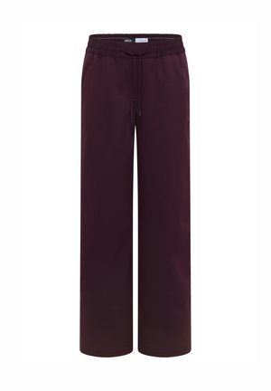 Pantalons à jambes larges en bordeaux profond, fabriqués dans un tissu lisse. Dotés d'une taille élastique avec cordon de serrage et de subtils accents en métal.