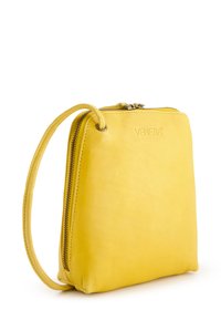 Żółta skórzana torba crossbody z zamkiem błyskawicznym, gładką fakturą i krótkim paskiem. Posiada wytłoczone logo z przodu.