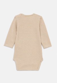 Bodysuit de bebé de manga larga en crema con finas rayas horizontales. Tejido suave y elástico con escote redondeado y cierres a presión en la parte inferior.