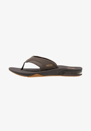 Chinelo castanho com um upper sintético texturizado, detalhes perfurados, palmilha acolchoada e sola de borracha com amortecimento de ar visível.