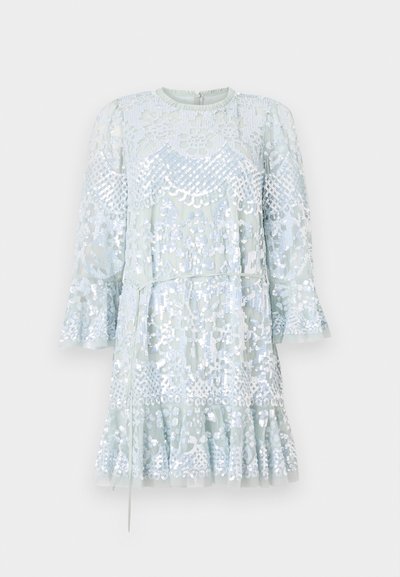 Abito azzurro chiaro con paillettes, caratterizzato da un design a maniche a campana e un orlo arricciato. Presenta motivi intricati e una scollatura rotonda con chiusura sul retro.