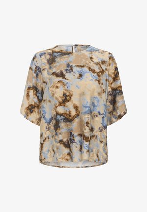 Brīvi piegrieztas īsām piedurknēm blūze ar apaļu kakla izgriezumu, ar abstraktu zilo, bēšo un brūno batika rakstu.