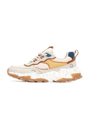 Zapatillas chunky con una combinación de colores blanco y marrón, materiales texturizados y una suela moteada, con acentos en azul y marrón.