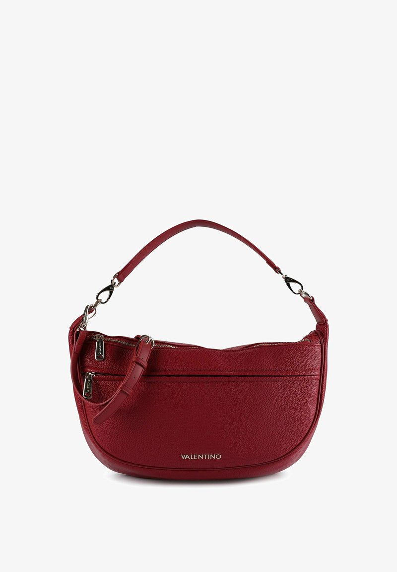 Sac à bandoulière en cuir rouge avec une longue sangle, doté de deux poches zippées et d'une texture lisse. Ornements en métal doré avec le logo de la marque.