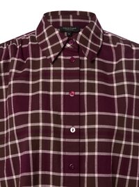 Koszula w śliwkowo-brązową kratkę z klasycznym kołnierzykiem, białymi akcentami w kratkę i purpurowymi guzikami z przodu, cechująca się teksturowanym materiałem.