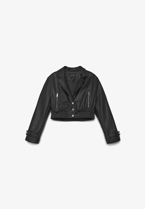 Giacca nera in finta pelle, cropped, con maniche lunghe, colletto a rever, bottoni a scatto frontali, due tasche verticali con zip sul petto e cintura elastica.