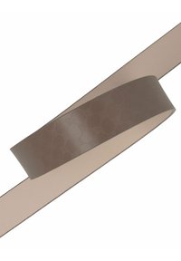 Cinturón de cuero marrón con un patrón geométrico en relieve. Textura suave con un dorso de color claro que contrasta, forma plana y ancho consistente.