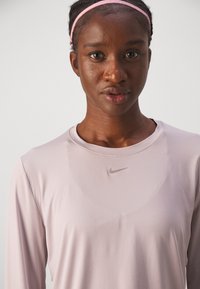 Nike Performance ONE CLASSIC - Langarmshirt - platinum violet