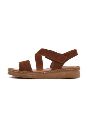 Bruine suède sandaal met open teen, verstelbare enkelflap en voorvoetbanden, voorzien van een gevoerde zool en lage sleehak.