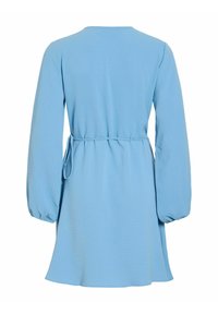 Robe bleu clair à manches longues avec ceinture élastique à la taille, vue de dos, avec poignets froncés et tissu subtilement texturé.