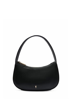 Czarna skórzana torebka z zakrzywionym zamkiem błyskawicznym, pojedynczym paskiem i małym złotym logo umieszczonym centralnie poniżej zamka.