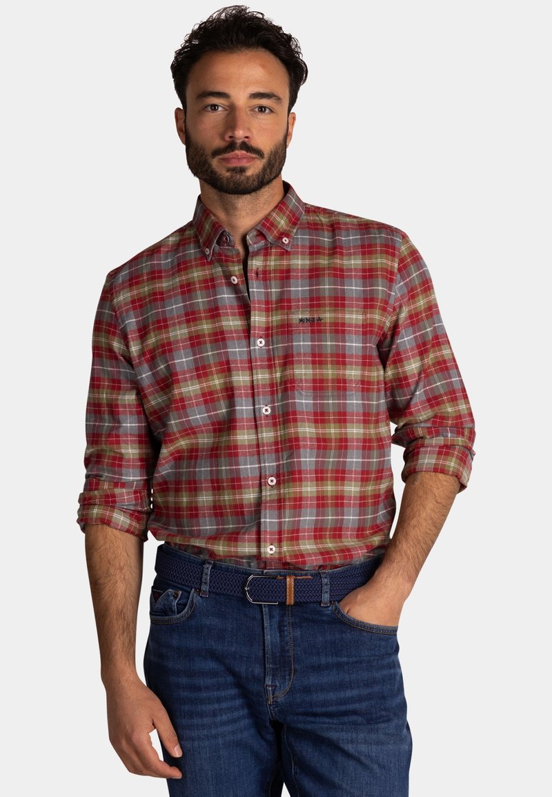 Rood en grijs geblokt overhemd met opgerolde mouwen, gemaakt van geweven stof, gecombineerd met blauwe denim jeans en een gevlochten riem.