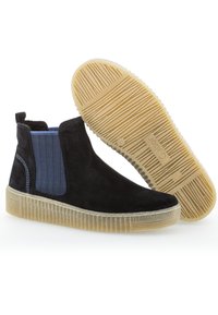 Schwarze Wildleder Chelsea Boots verfügen über seitliche Einsätze aus blauer Textil und eine strukturierte beigefarbene Gummisohle. An der Rückseite befindet sich eine Zuglasche.