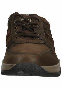 Sneaker in pelle marrone con suola in gomma, dotato di lacci marroni, linguetta imbottita e dettagli in camoscio a contrasto sui lati.