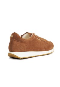 Bruine suède sneaker met witte zool en veters, gezien vanaf de zijkant en achterkant, op een witte achtergrond.