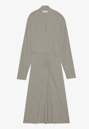 Kerge halli, pikakäiselise rib리즈dresses. Omab sügavat V-kaela, kogunemist vöökohal ja voolavat seelikut pleatiinidega. Sile tekstuur.