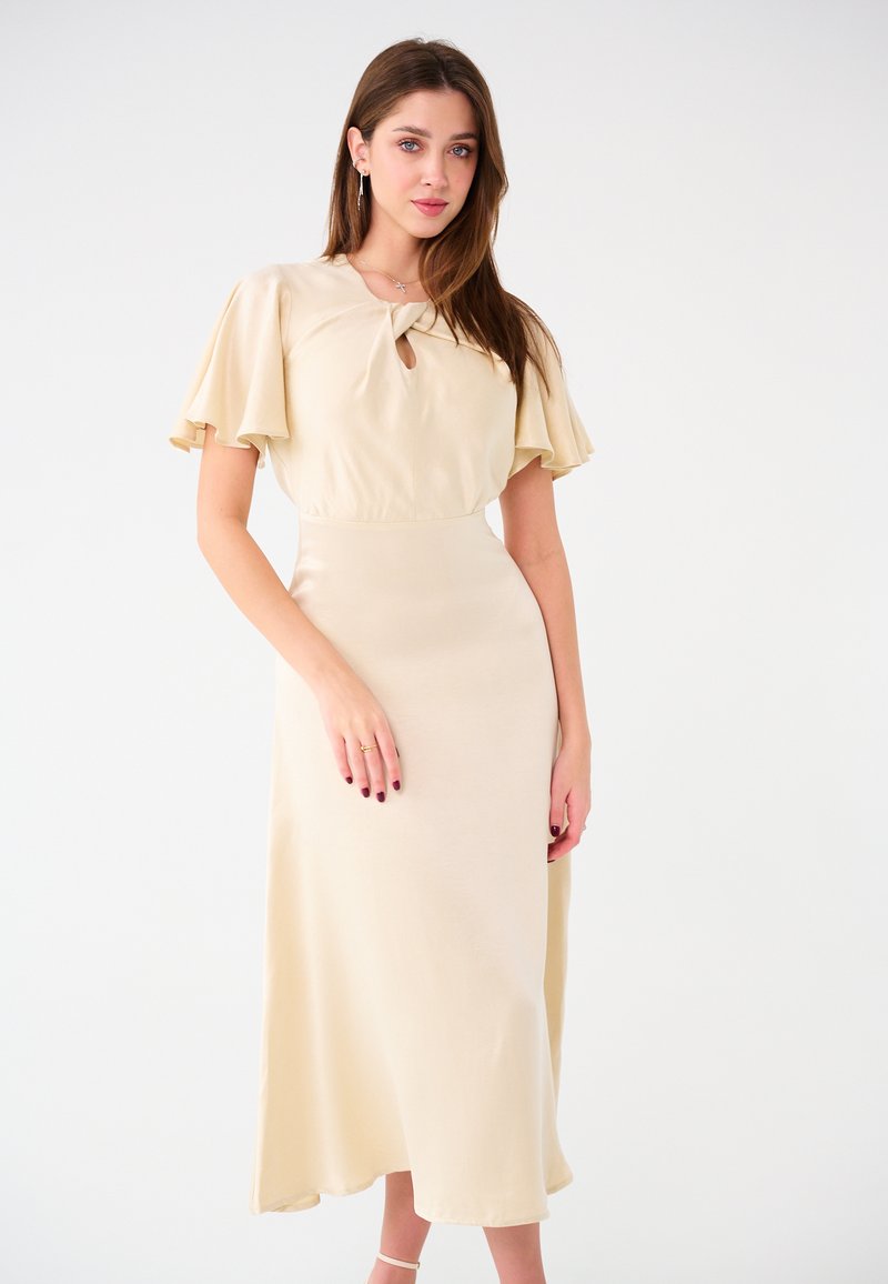 Beiges Midikleid mit kurzen, gerafften Ärmeln, Ausschnittdetails in Form eines Schlüssellochs, glatter Textur und ausgestelltem Saum.