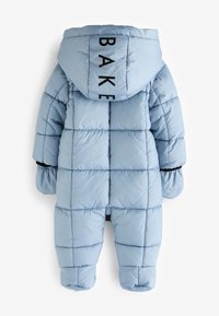 Polsterdatud beebikombinesoon, helesinine, quiltitud disain musta "BAKE" tekstiga kapuutsil, elastsed mansetid ja kinnitatud kindad.