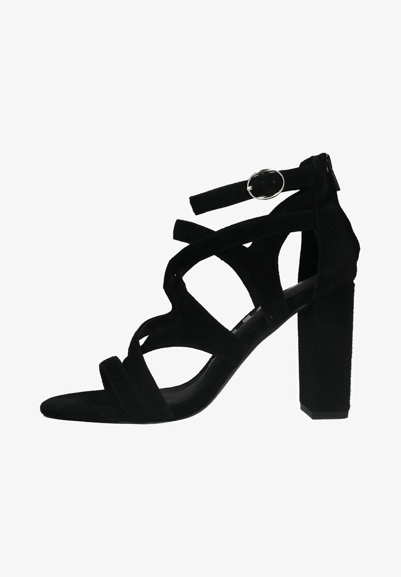 Zwarte suède hoge hak sandaal met kruislings banden en een enkelgesp. Vierkante blokhak en een gladde textuur.