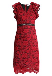 Robe en dentelle rouge avec manches courtes à volants, col en V, doublure noire, ourlet festonné et ceinture noire ornée de détails décoratifs.