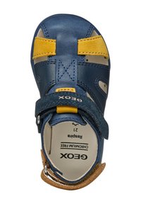 Modré kožené sandály s žlutými a béžovými akcenty. Mají nastavitelná pásky, texturovanou podrážku a značkovou stélku se velikostí a podrobnostmi o produktu.